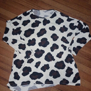 2/$10 Viamor spotted longsleeve top